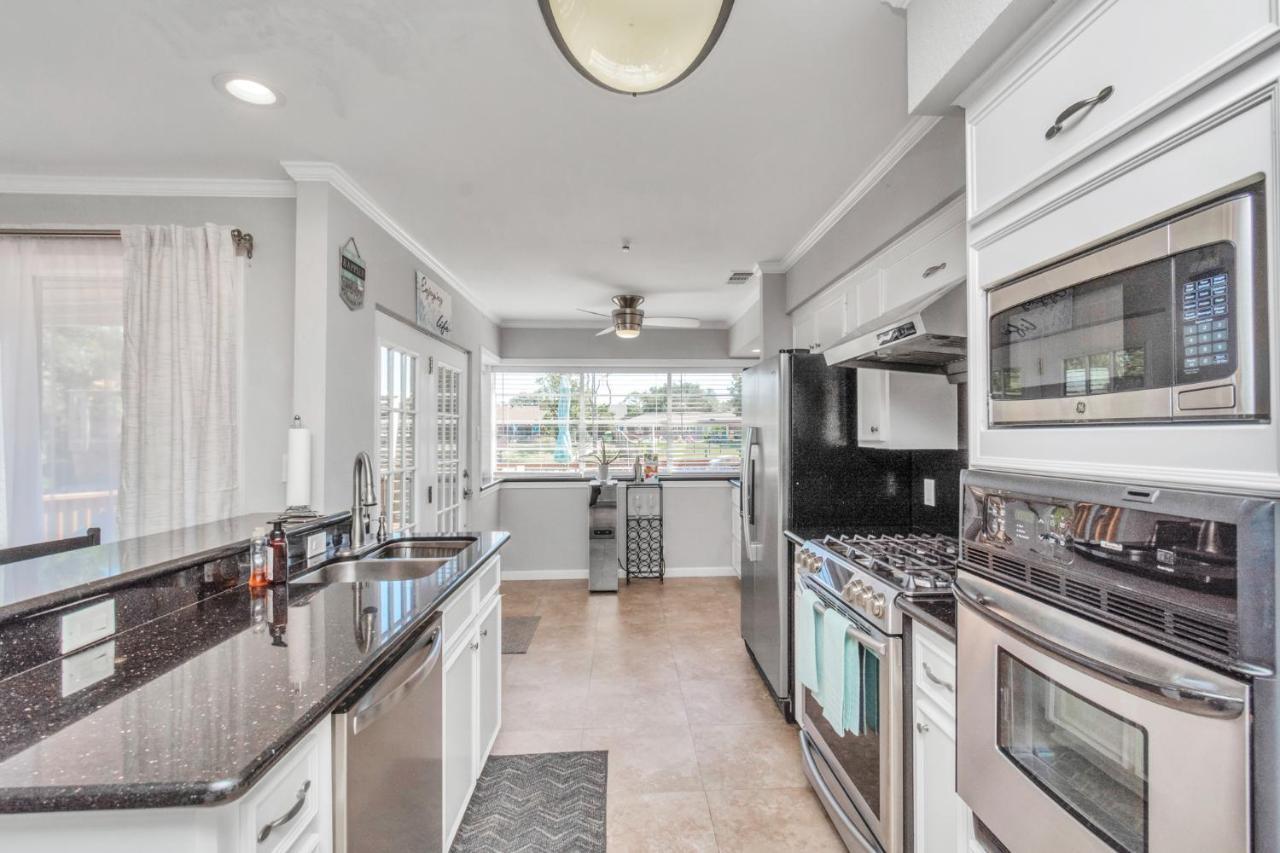 Beauty On The Water! Lake House Near The Beaches! Galveston Exterior foto